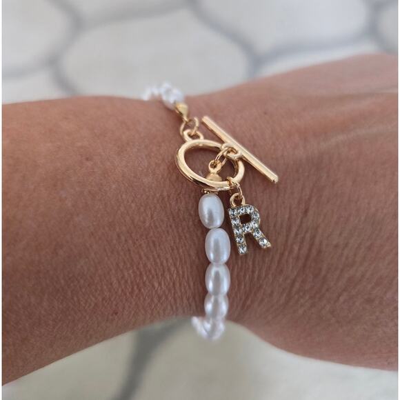Pearl Gold Rhinestone Initial R Toggle Bracelet New - Picture 2 of 4
